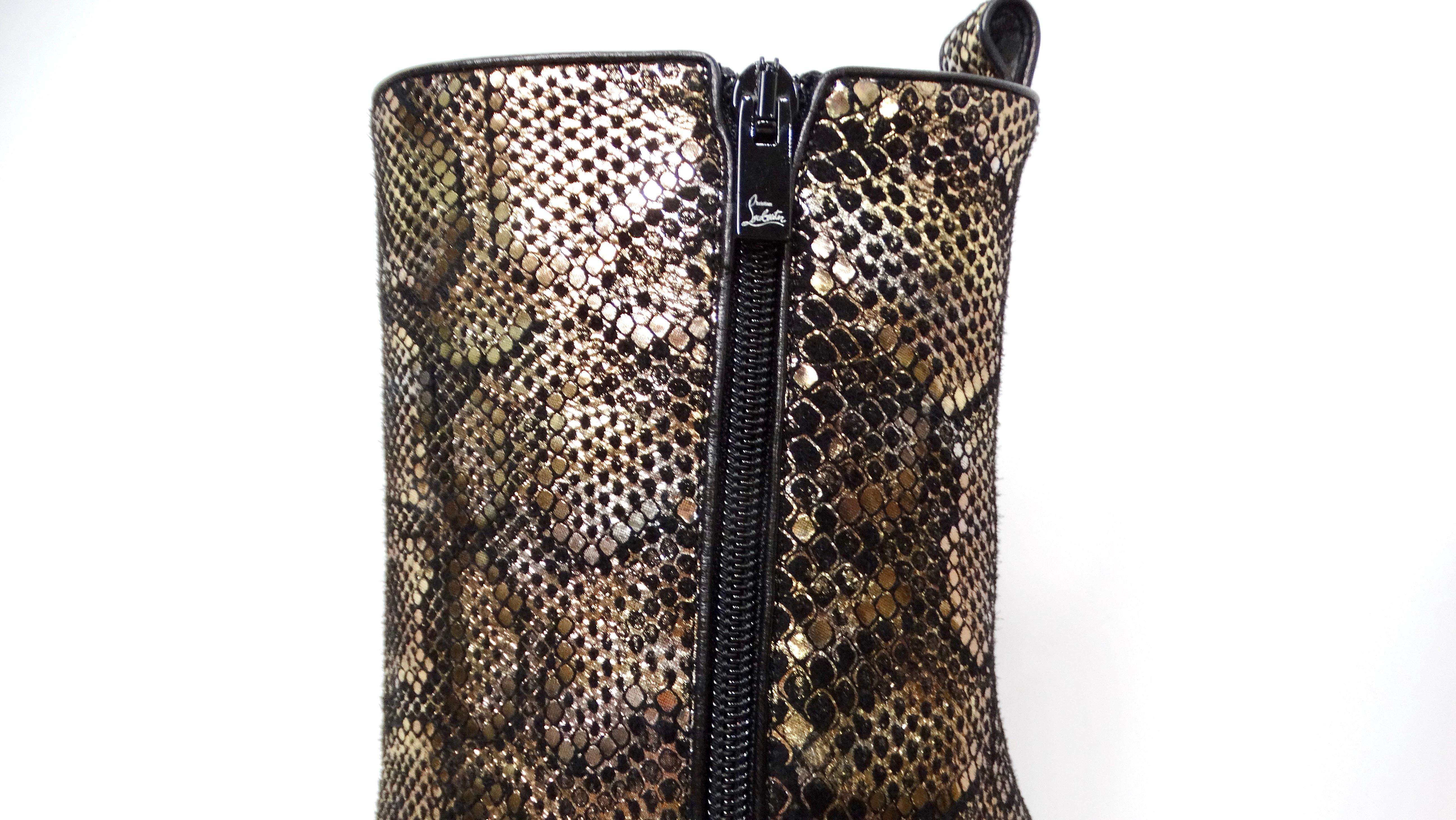 Christian Louboutin Bottes à talons compensés en daim imprimé serpent Pour femmes en vente