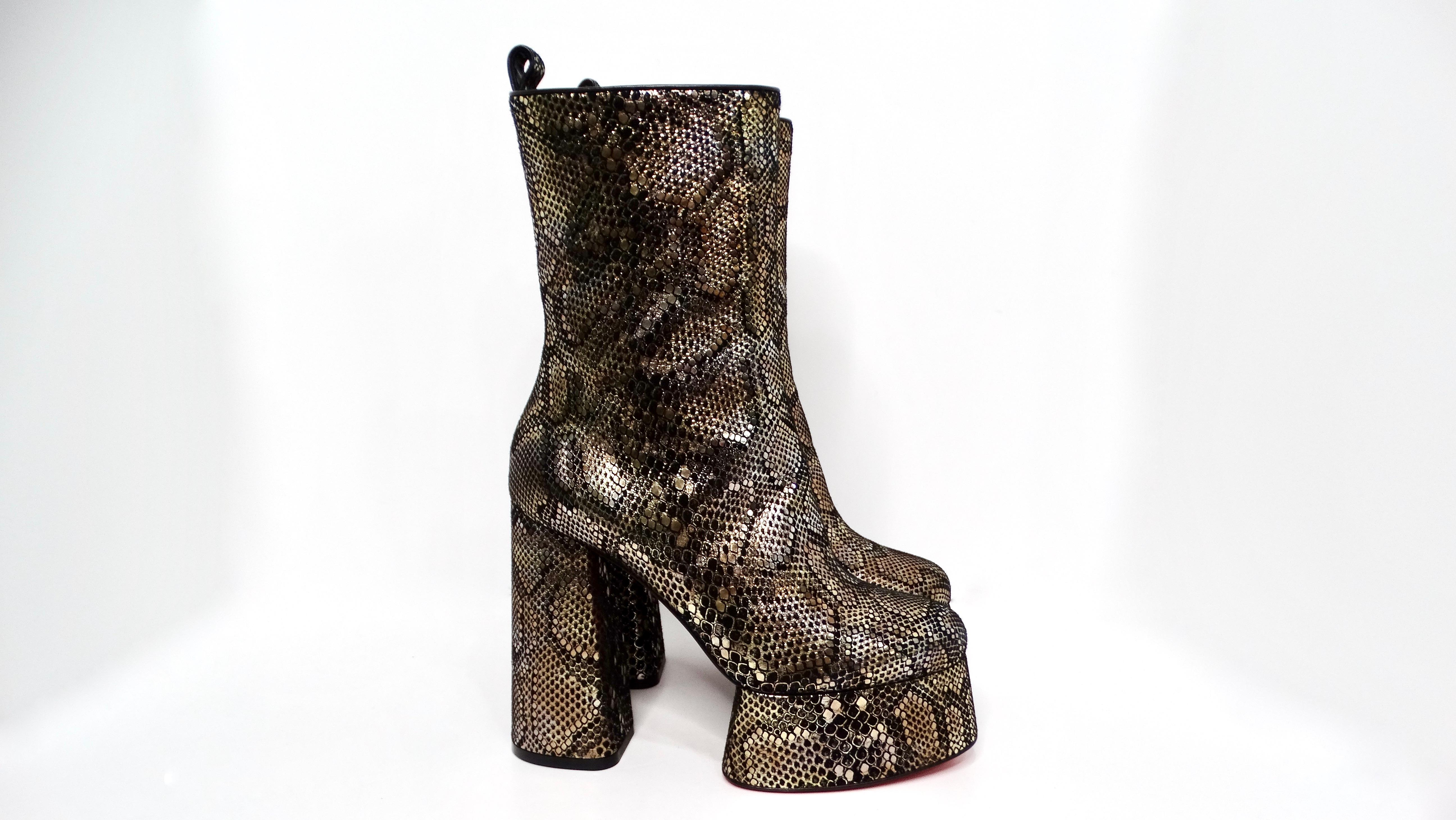 Christian Louboutin Bottes à talons compensés en daim imprimé serpent en vente 1