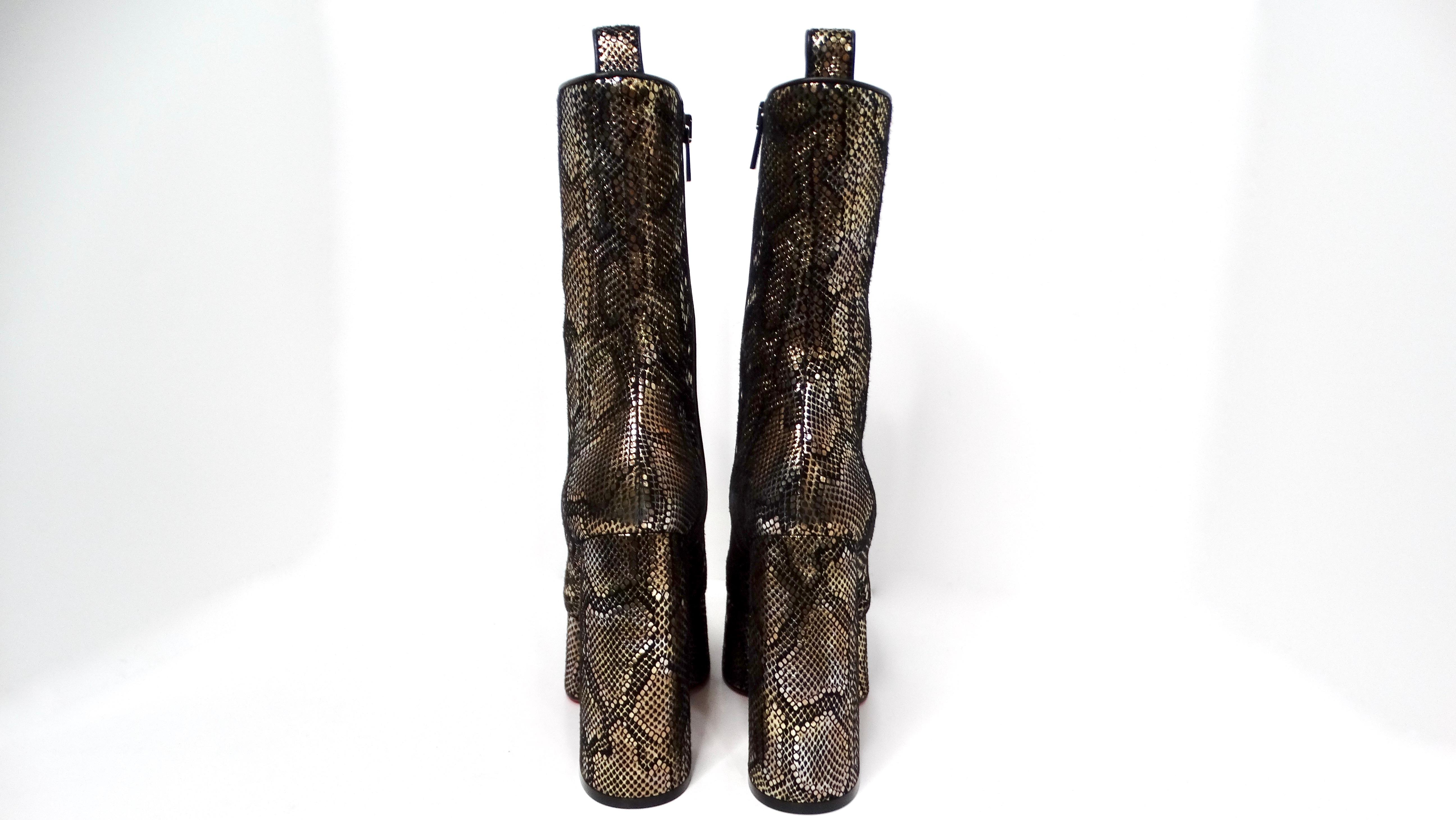 Christian Louboutin Bottes à talons compensés en daim imprimé serpent en vente 2