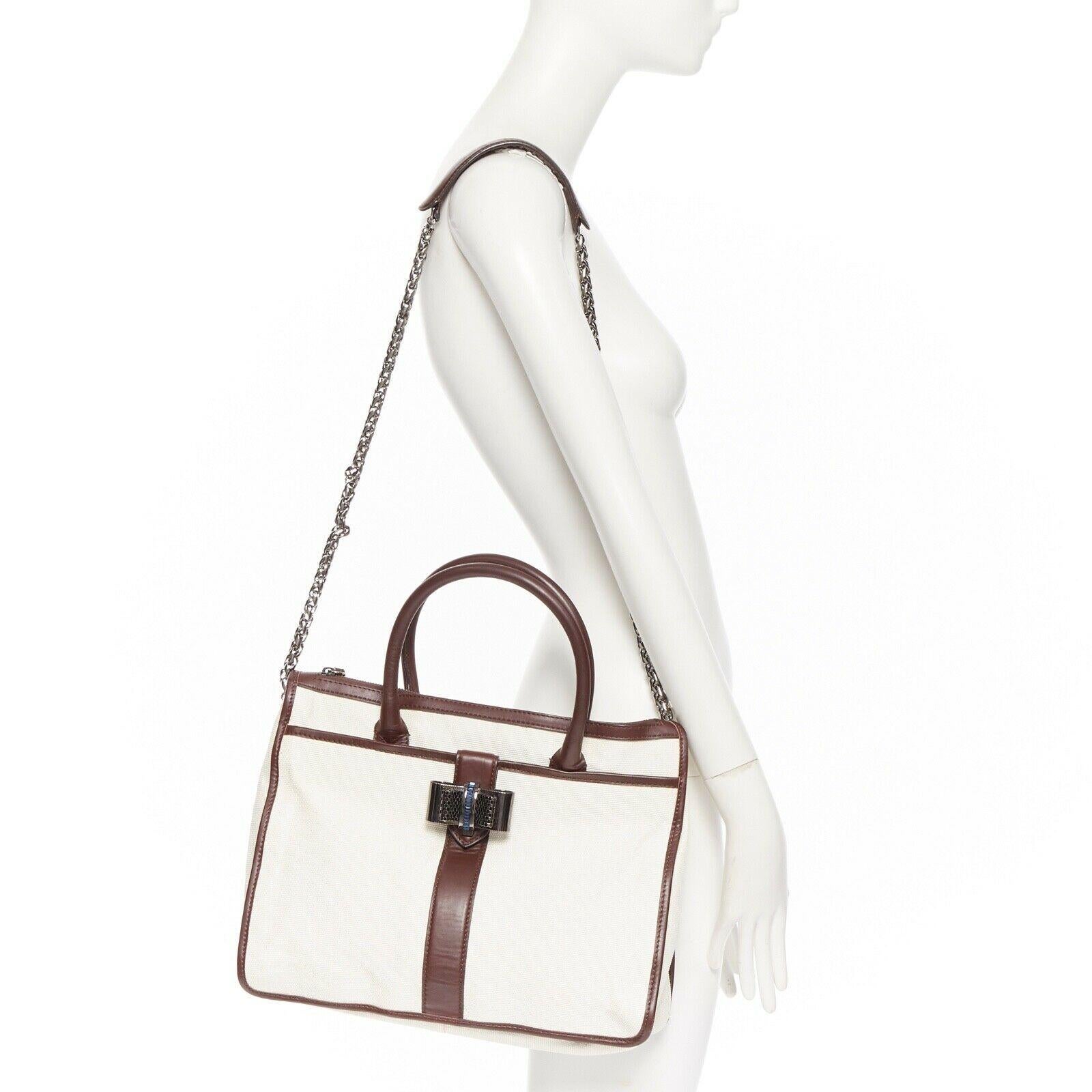 CHRISTIAN LOUBOUTIN Sweet Charity beige canvas silver metal bow chain tote bag
Designer: CHRISTIAN LOUBOUTIN
Model / Season: Sweet Charity
Material: Canvas
Color: Beige
Pattern: Plain
Description: Dual handle tote bag. Brown leather piping. Front