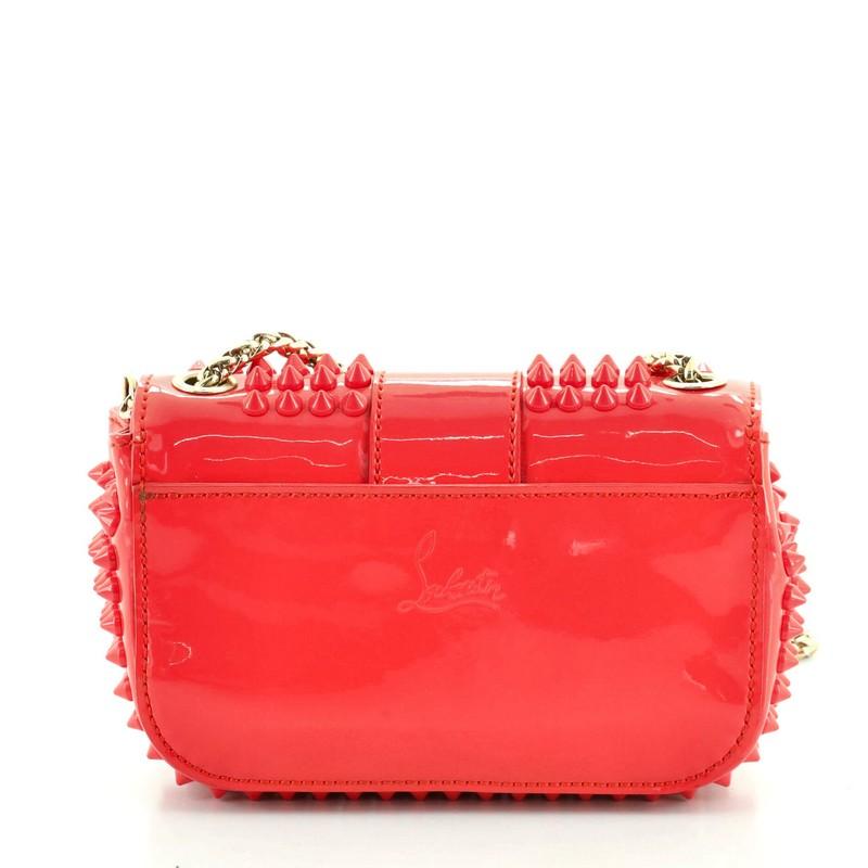 Christian Louboutin Sweet Charity Umhängetasche mit Spikes aus Lack Mini (Rot)