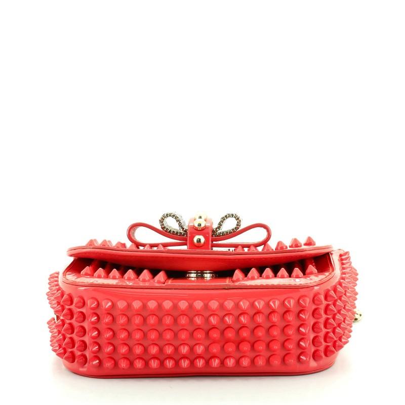 Christian Louboutin Sweet Charity Umhängetasche mit Spikes aus Lack Mini im Zustand „Gut“ in NY, NY