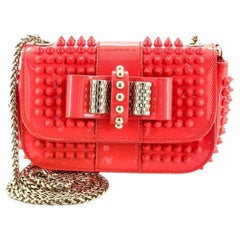 Christian Louboutin Sweet Charity Umhängetasche mit Spikes aus Lack Mini