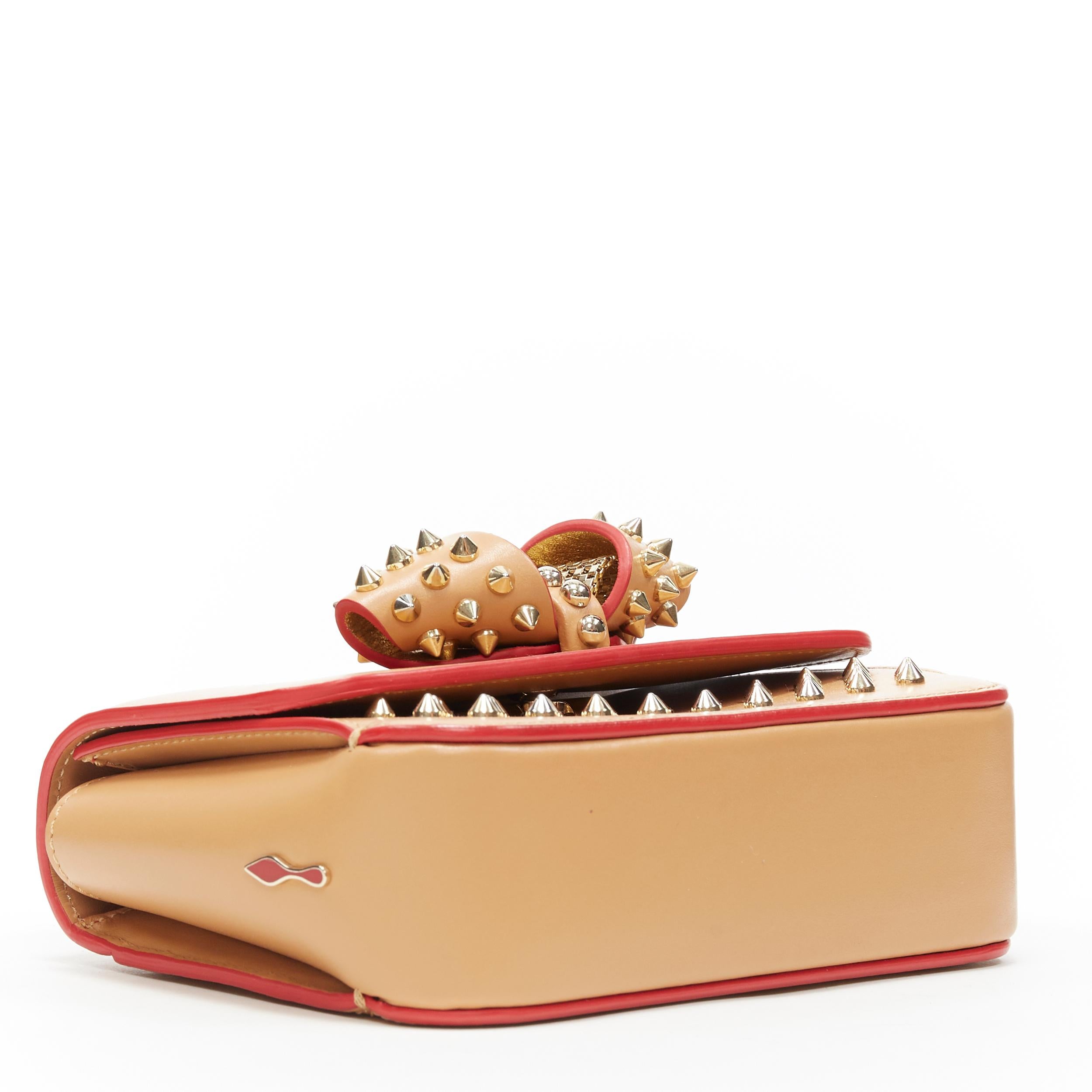 Donna CHRISTIAN LOUBOUTIN Sweet Charity Borsa a tracolla media marrone con catena e fiocco di borchie