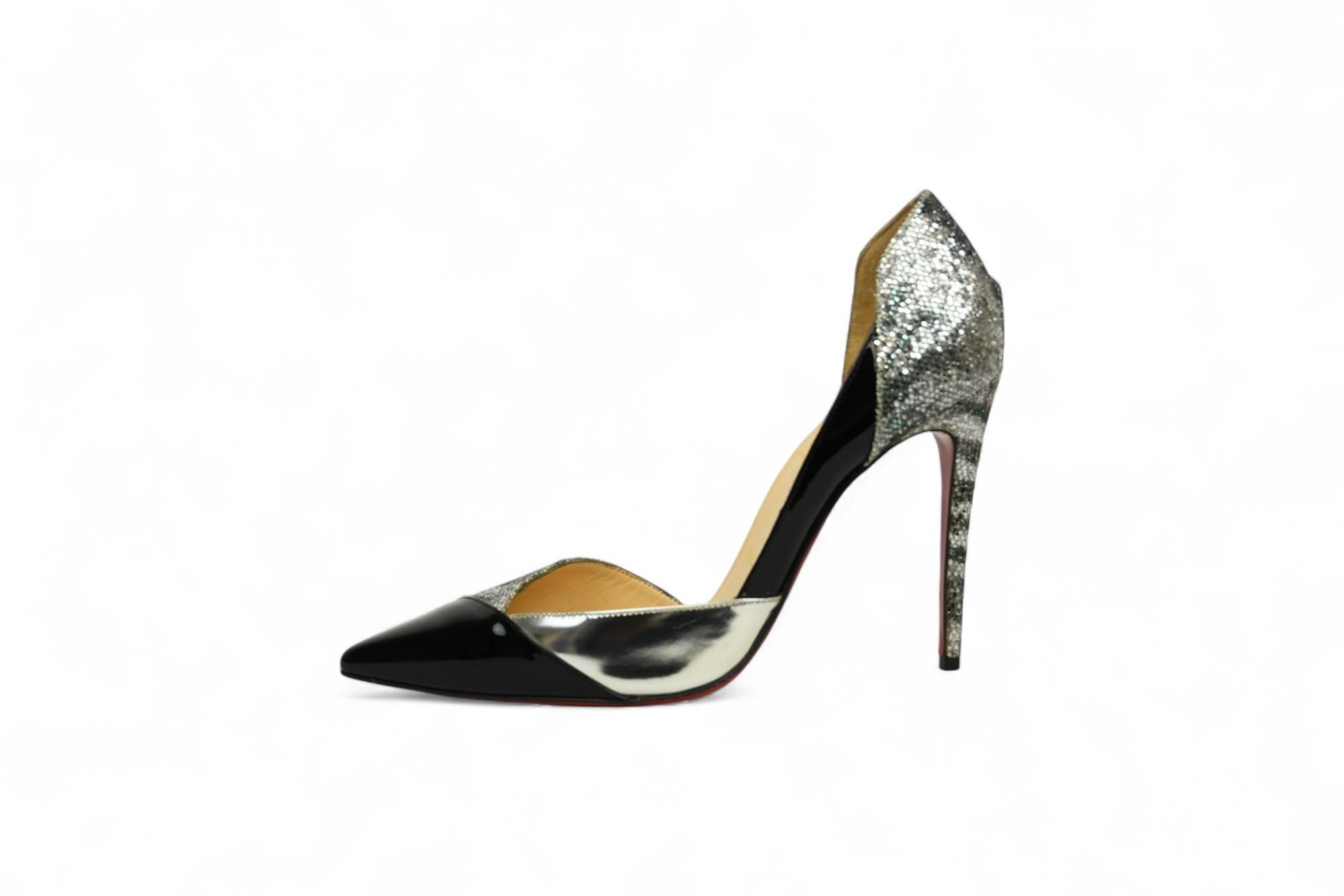 Un mélange électrisant de textures et de tons définit ces talons Tac Clac 100 de Christian Louboutin. Cette audacieuse silhouette d'Orsay présente des empiècements scintillants à effet python, des côtés en cuir argenté miroitant et des orteils