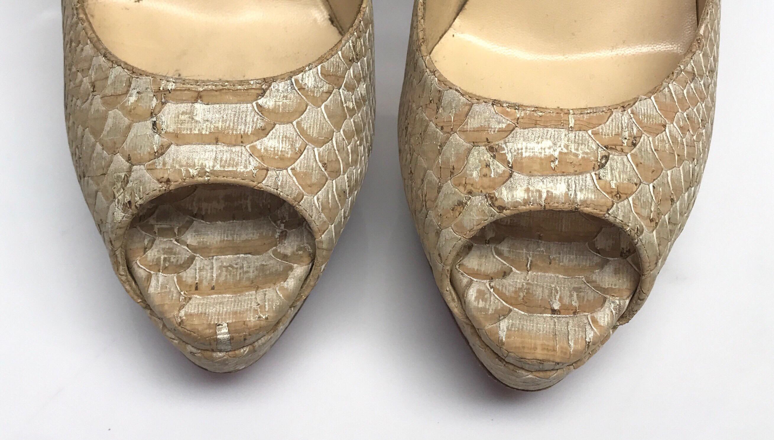 Christian Louboutin Tan & Metallic Schlangen Plateau Peep Toe Pumps - 41 (Braun) im Angebot