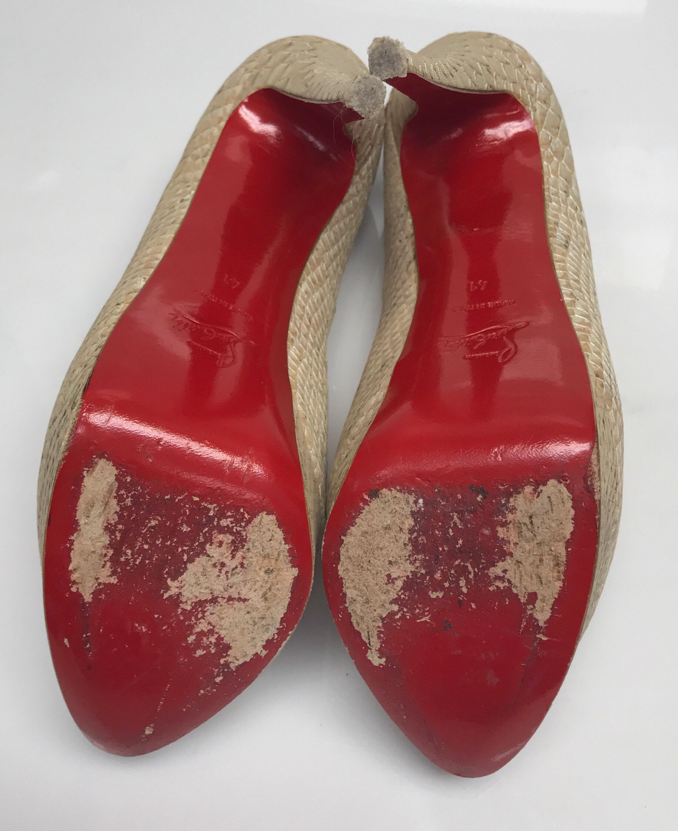 Christian Louboutin Tan & Metallic Schlangen Plateau Peep Toe Pumps - 41 im Zustand „Gut“ im Angebot in West Palm Beach, FL