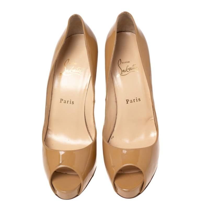 This pair of Christian Louboutin pumps is a timeless classic. Step out in style while flaunting these patent leather pumps, ideal for all occasions. They feature a tan hue, peep toes, smooth insoles, and 12.5 cm heels.

