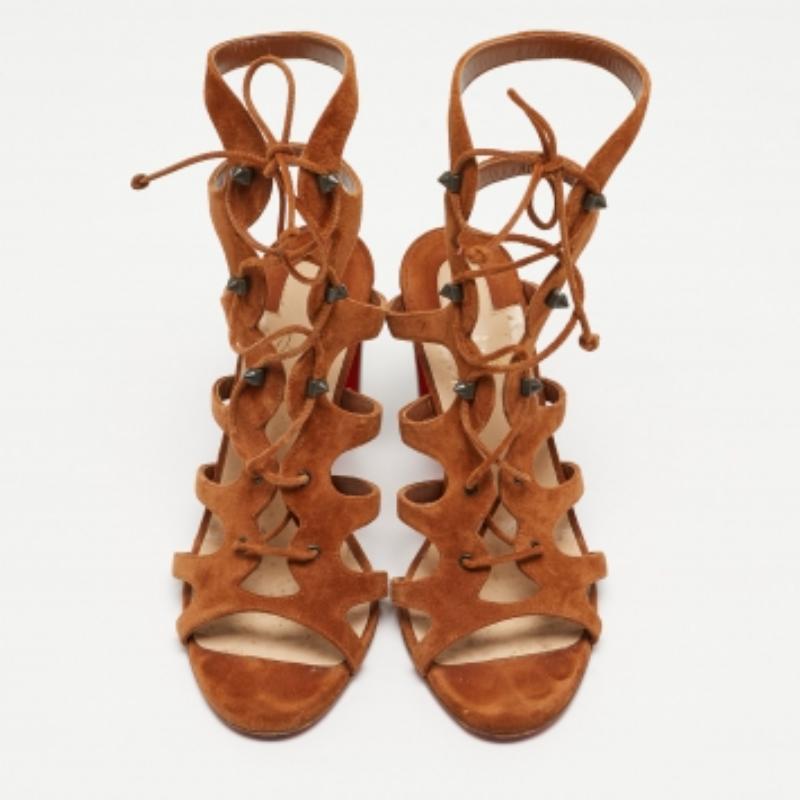 Christian Louboutin Amazoudur Sandalen aus braunem Wildleder in Hellbraun Größe 37,5 (Braun) im Angebot