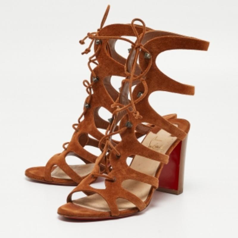 Christian Louboutin Amazoudur Sandalen aus braunem Wildleder in Hellbraun Größe 37,5 im Zustand „Gut“ im Angebot in Dubai, Al Qouz 2