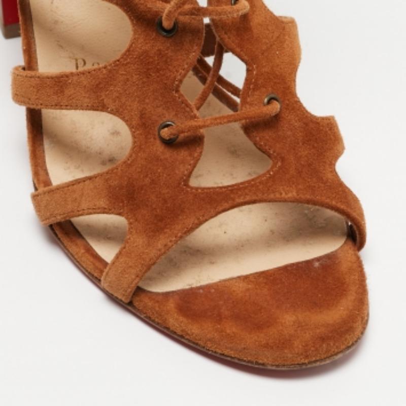 Christian Louboutin Amazoudur Sandalen aus braunem Wildleder in Hellbraun Größe 37,5 Damen im Angebot