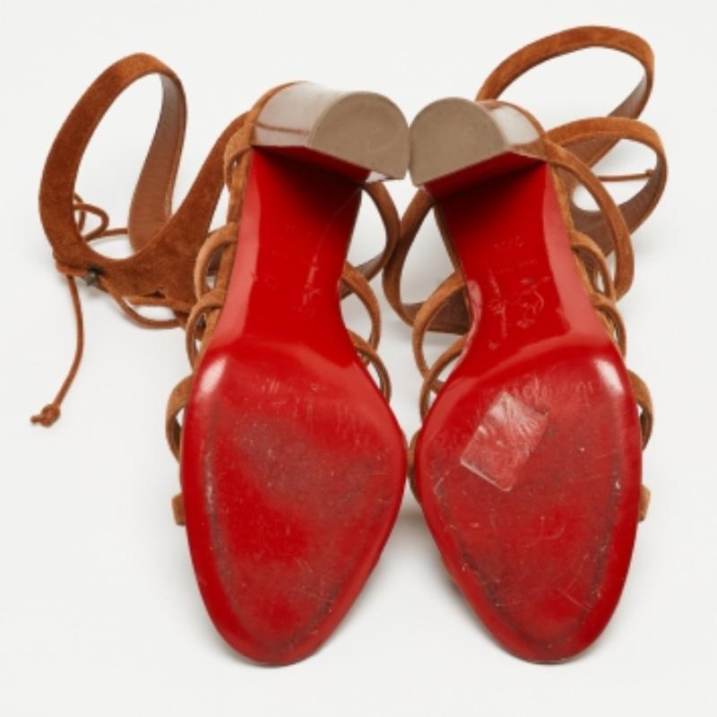 Christian Louboutin Amazoudur Sandalen aus braunem Wildleder in Hellbraun Größe 37,5 im Angebot 2