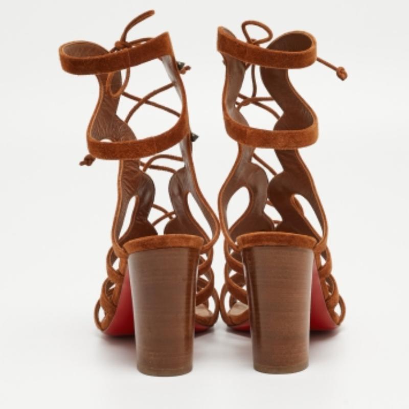 Christian Louboutin Amazoudur Sandalen aus braunem Wildleder in Hellbraun Größe 37,5 im Angebot 3