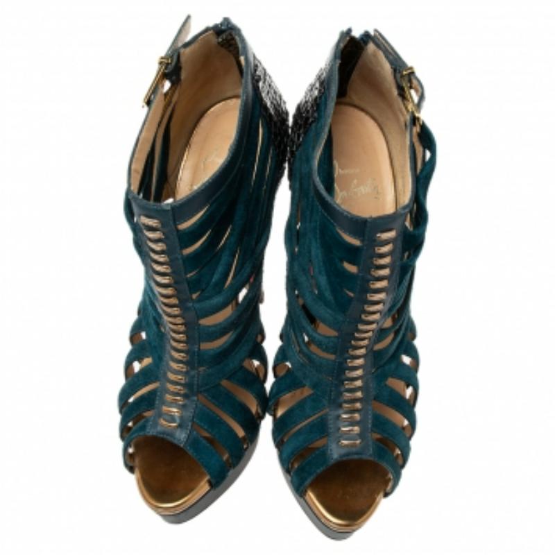 Magnifiquement conçues pour vous donner une allure ultra-stylisée, ces bottines Louboutin sont uniques en leur genre. Élégantes en bleu sarcelle foncé, ces bottines sont confectionnées en daim et en cuir de python et présentent des peep-toes avec un