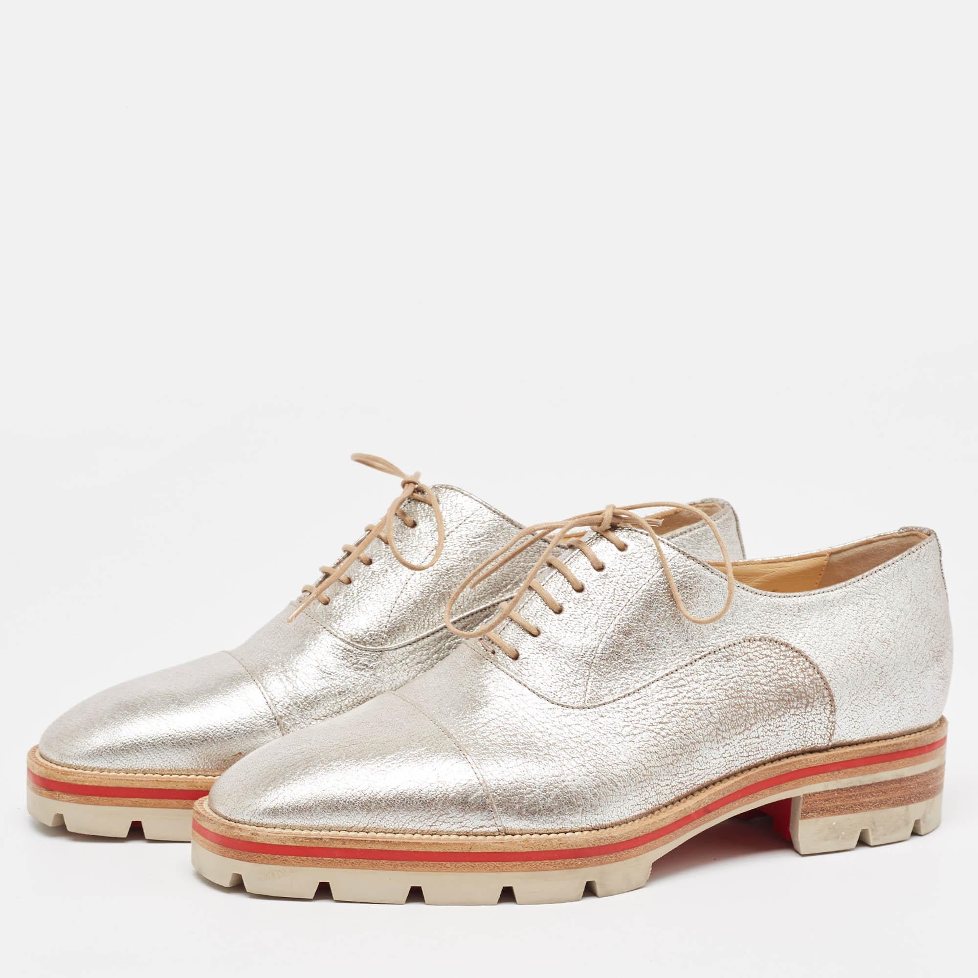 Ces oxfords sont conçus à partir des matériaux les plus nobles, avec une semelle robuste d'aspect élégant et des lacets sur l'empeigne. Associez ces chaussures à un pantalon de tailleur et à un blazer pour un look formel élégant.