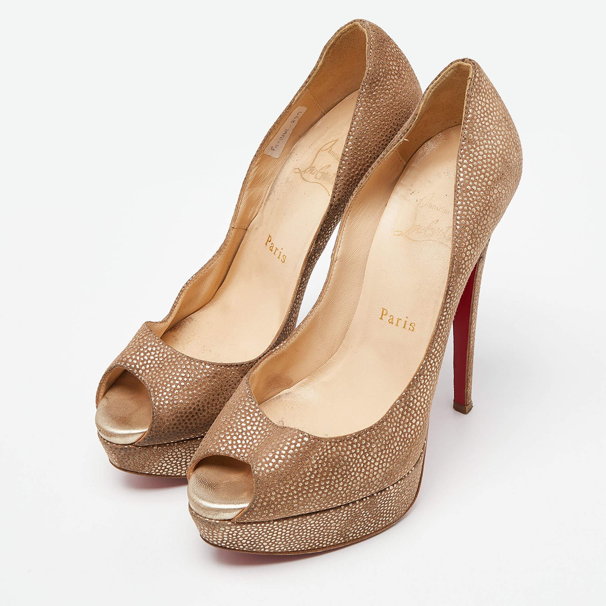 Démarquez-vous de la foule avec cette magnifique paire de Louboutins, qui exsudent la haute couture avec classe ! Collectionné en daim, ce modèle est issu de la collection Lady Peep. Elles sont dotées d'une pointe de pied et d'un extérieur chic.