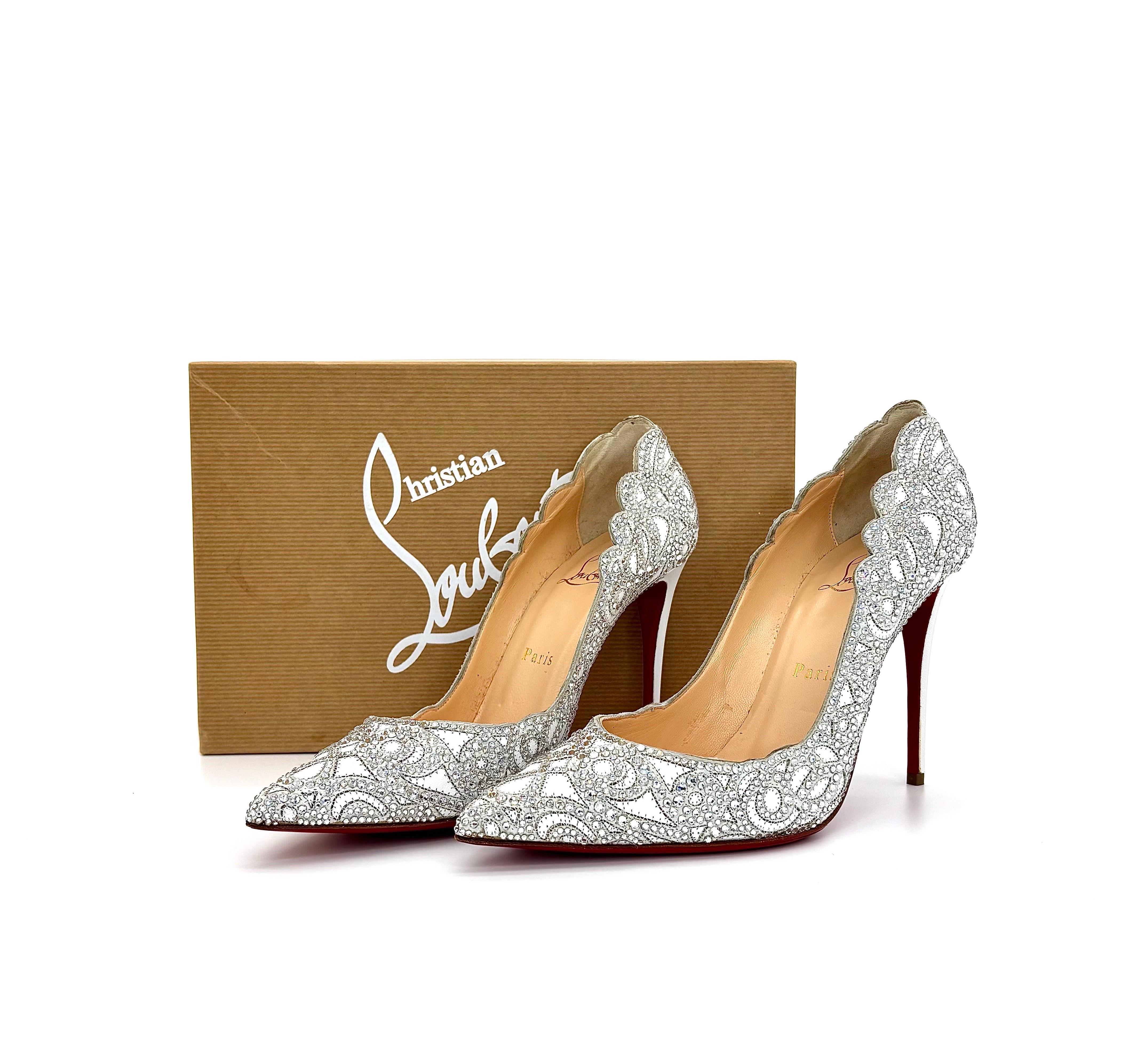 Christian Louboutin Top Vague Pumps con cristalli bianchi

Colore Versione Cristallo
Taglia 37.5EU 
Tomaia in pelle con cristalli e design incrostato
A punta
Suola rossa firmata
Tacco a spillo
Altezza tacco 4in. 
Prodotto in Italia 

Nella scatola