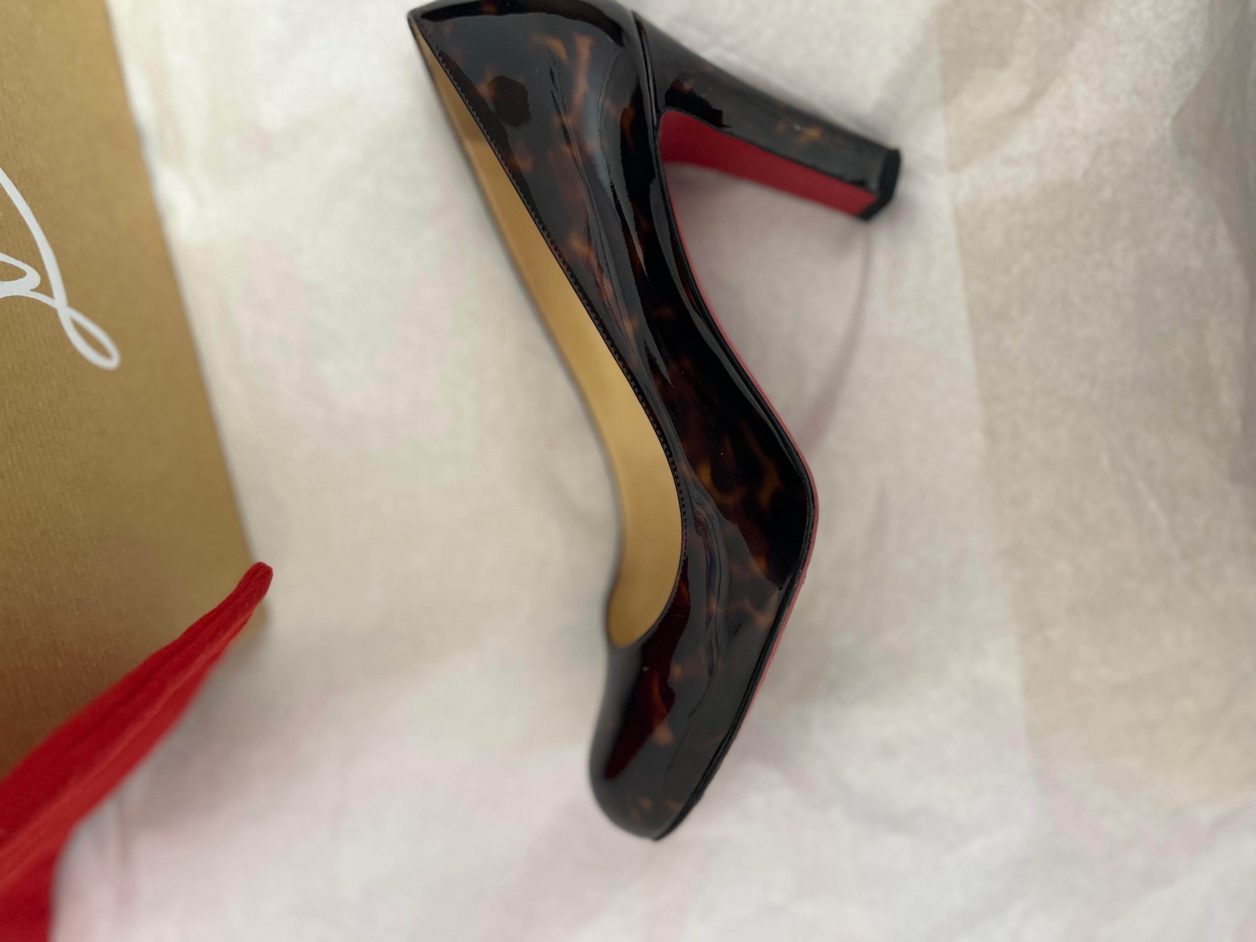 This pumps have a classic tortoise shell leather and go by the name of Miss Tack 85. They are a classic pump and make a great addition to any wardrobe.
The chunky heel is a manageable 3.5