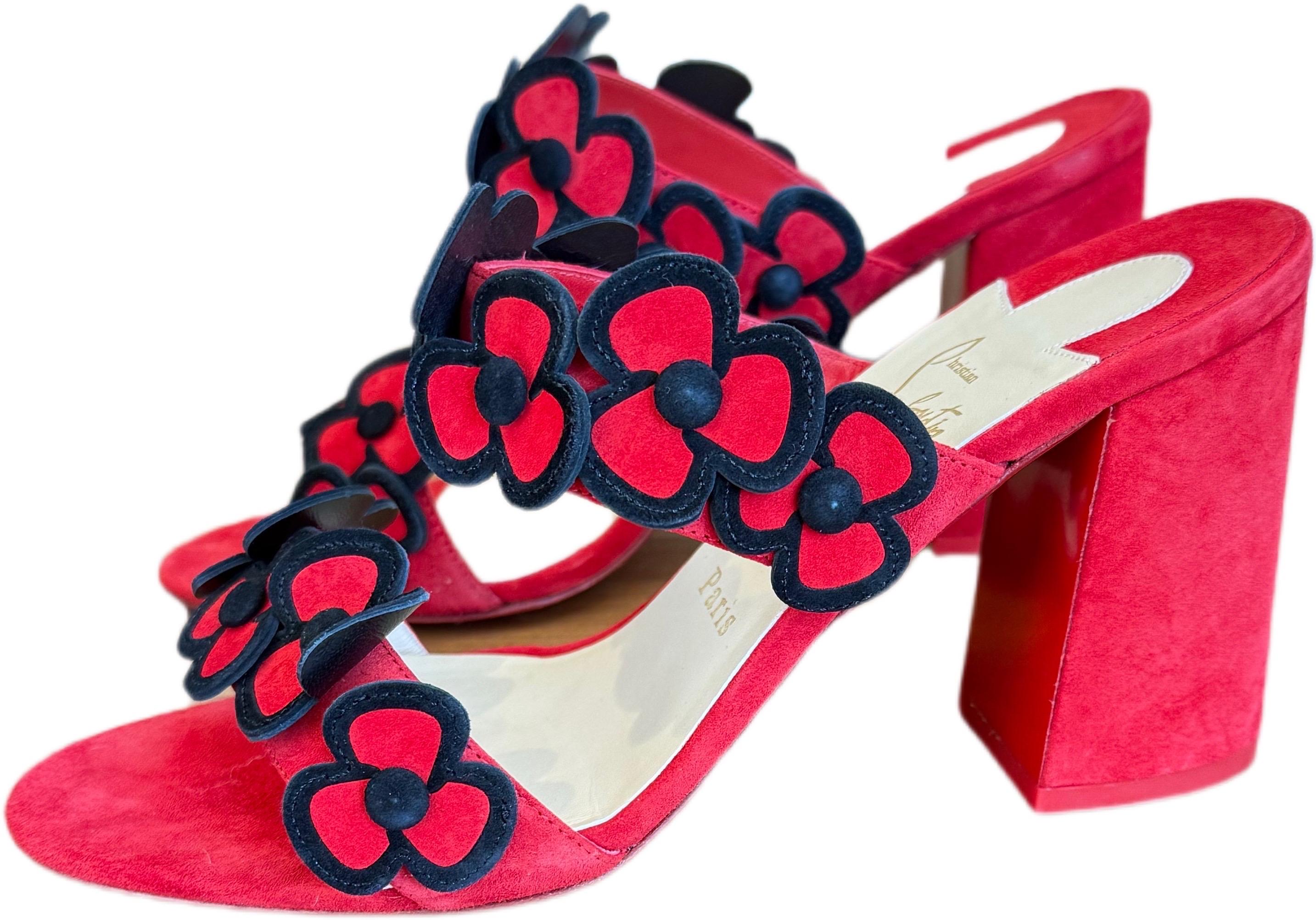 Entra en el lujo con estos mules Christian Louboutin Tres Pansy 85 de ante rojo con tacón en bloque, talla 39 (US 8.5). Diseñadas en París y confeccionadas en exuberante ante rojo, estas llamativas sandalias presentan apliques florales en atrevido