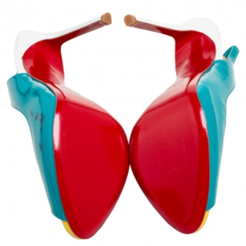 Als emblematische Kreation von Christian Louboutin verleihen diese wunderschönen Lady Peep Sandaletten Ihren Füßen Glamour und schicke Ästhetik ohne Fehl und Tadel. Sie sind aus dreifarbigem Lackleder gefertigt und mit Peep-Toes ausgestattet. Sie