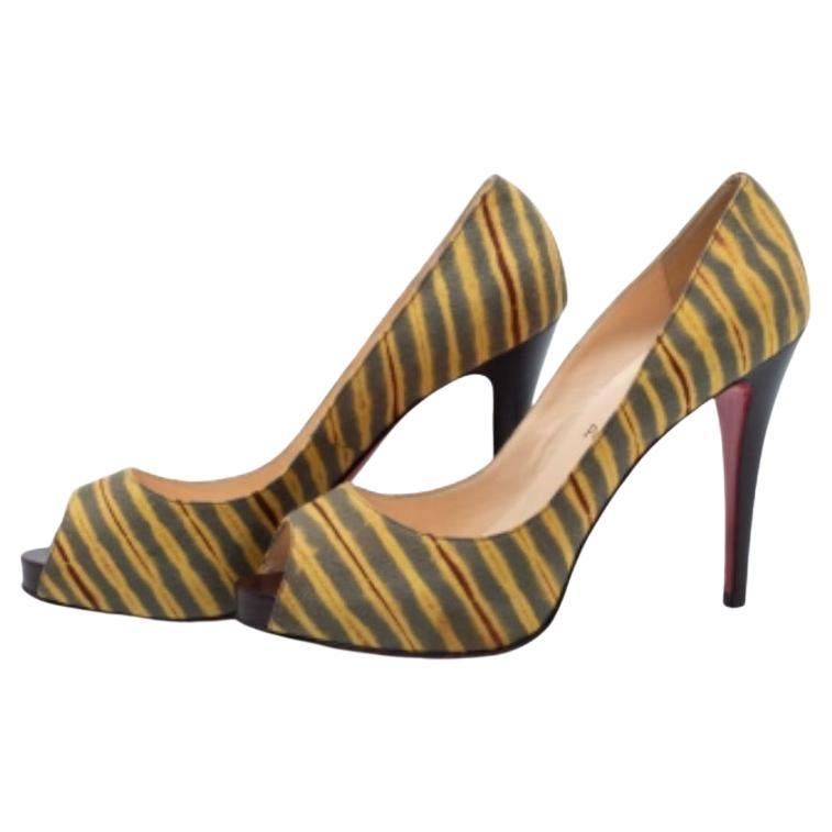 The architectural silhouette and precise cuts of this pair of pumps from Christian Louboutin exemplify the brand's mastery in the art of stiletto making. Finely created from tri-color printed canvas, it has been detailed with 12cm heels and peep