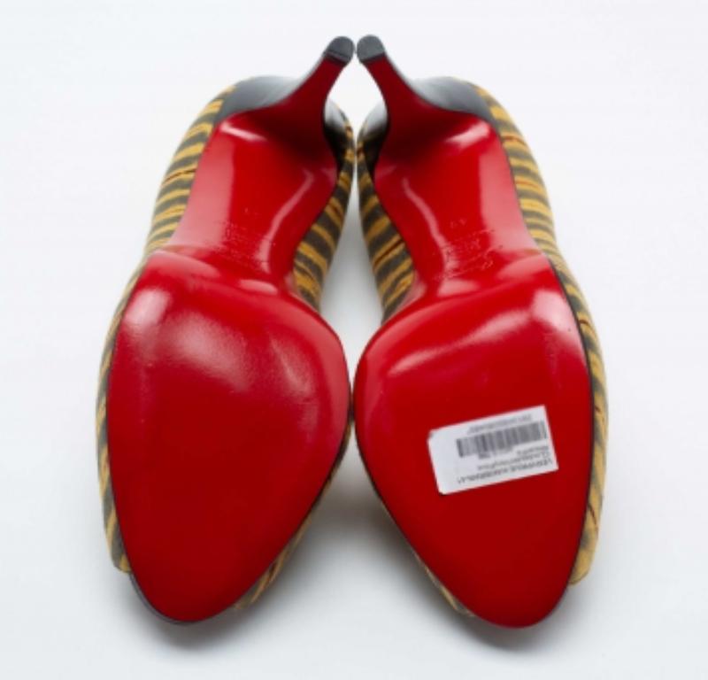 Christian Louboutin Tri-Color Printed Canvas Very Prive Peep-Toe Pumps Size 41 For Sale 1