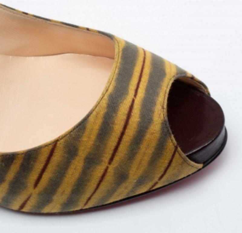 Christian Louboutin Tri-Color Printed Canvas Very Prive Peep-Toe Pumps Size 41 For Sale 2