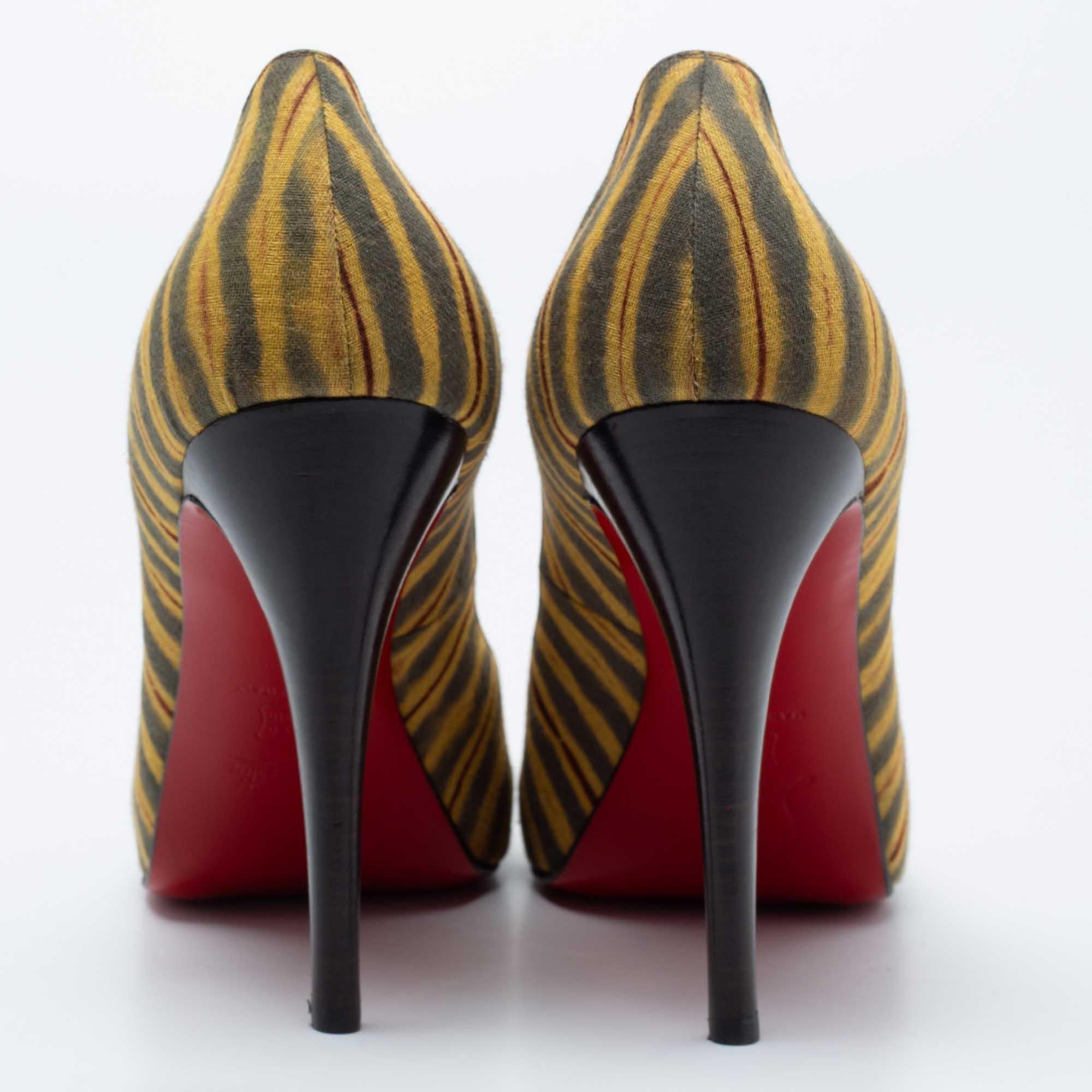 Christian Louboutin Tri-Color Printed Canvas Very Prive Peep-Toe Pumps Size 41 For Sale 2