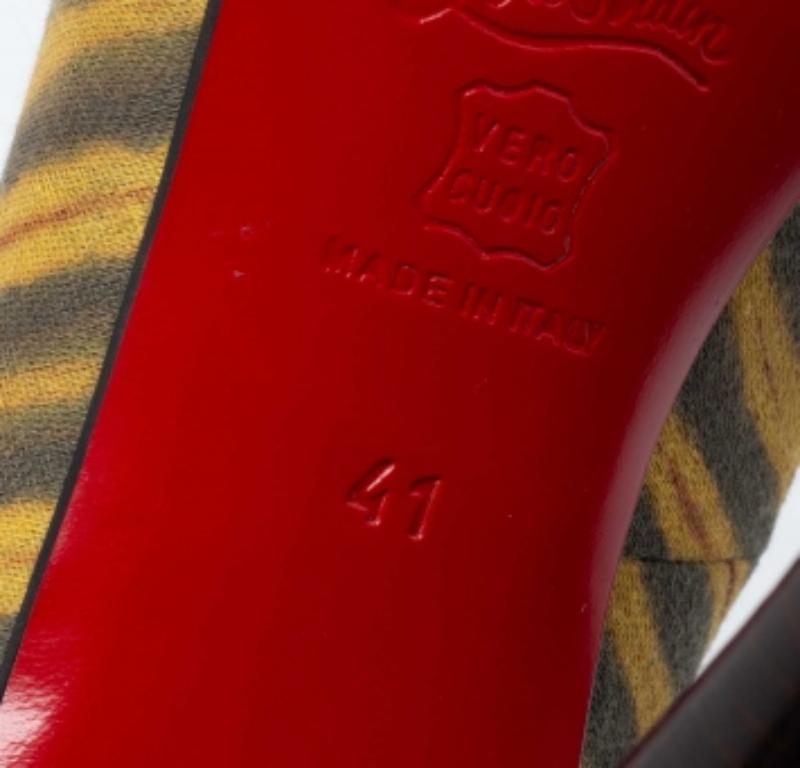 Christian Louboutin Tri-Color Printed Canvas Very Prive Peep-Toe Pumps Size 41 For Sale 3