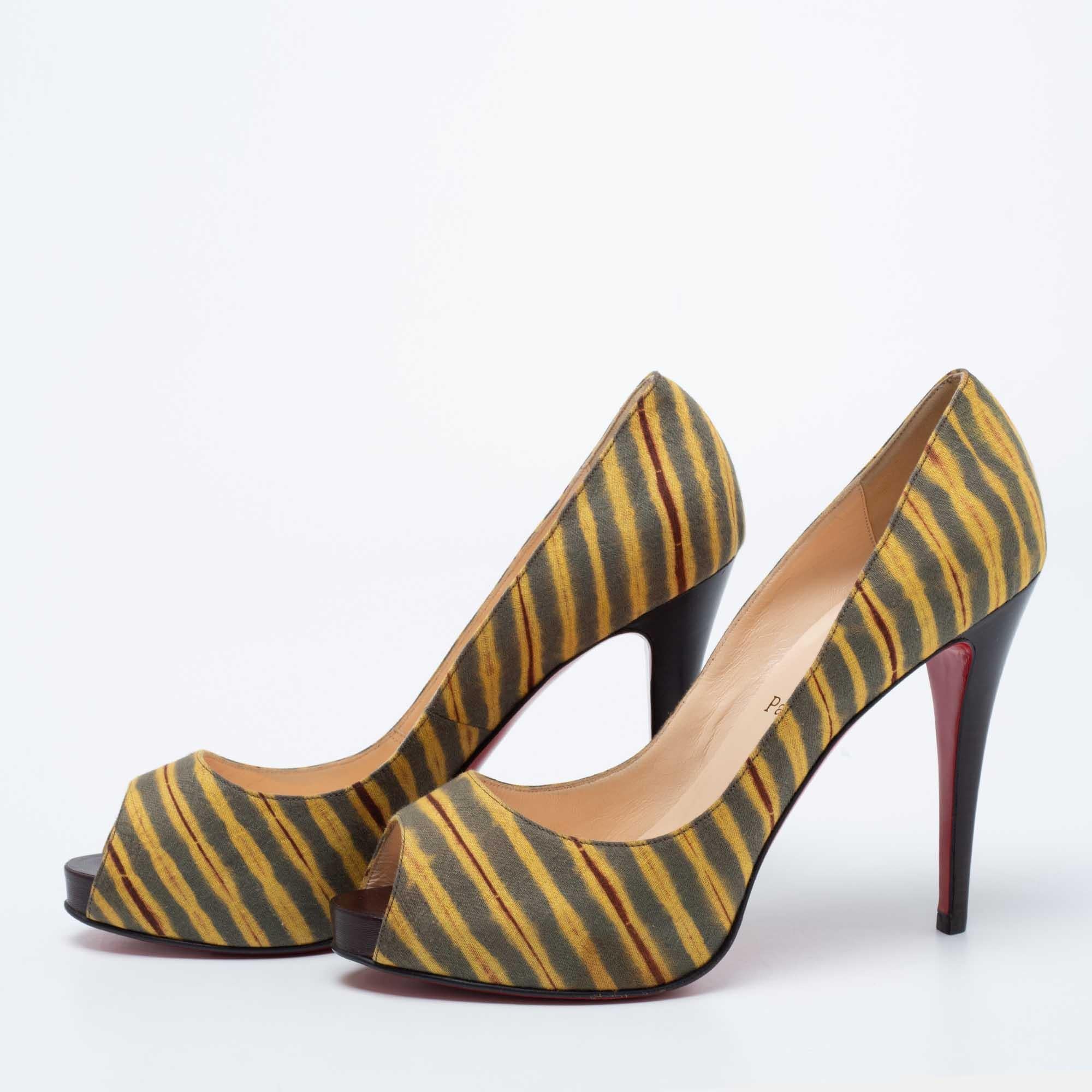 Christian Louboutin Tri-Color Printed Canvas Very Prive Peep-Toe Pumps Size 41 For Sale 3