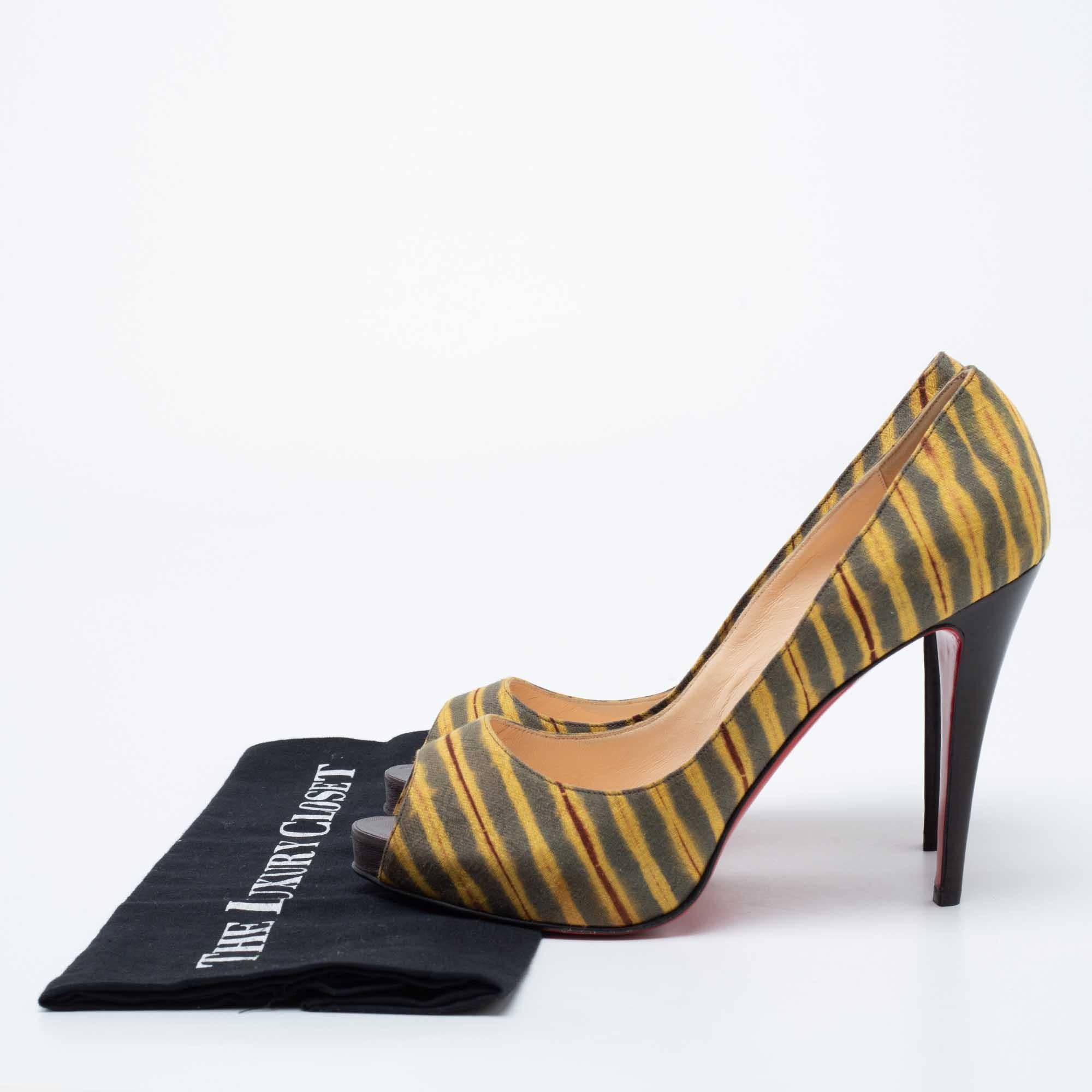 Christian Louboutin Tri-Color Printed Canvas Very Prive Peep-Toe Pumps Size 41 For Sale 4