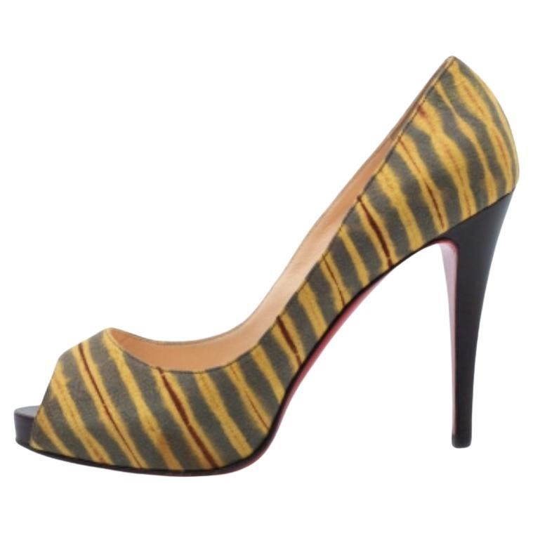 Christian Louboutin Tri-Color Printed Canvas Very Prive Peep-Toe Pumps Size 41 For Sale