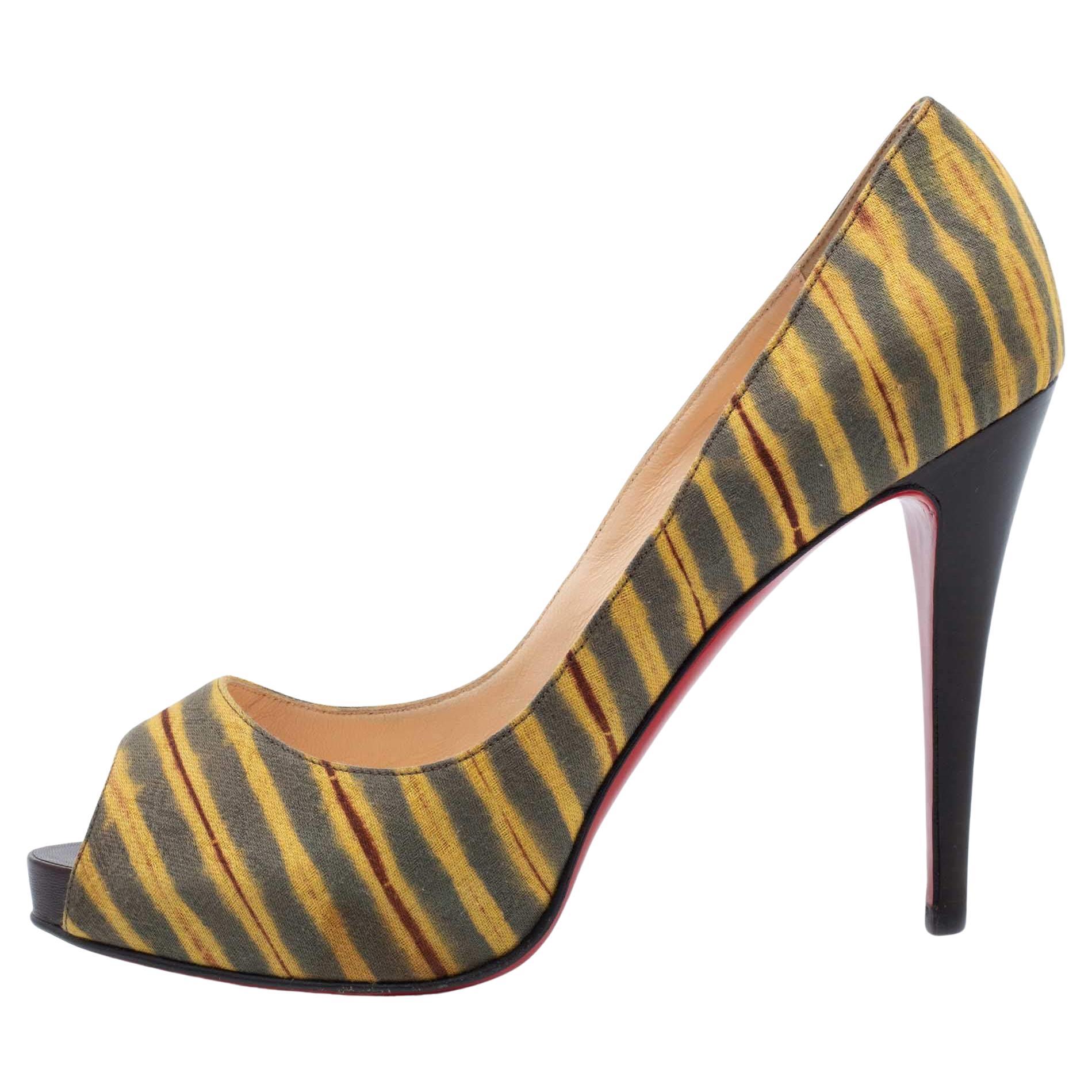 Christian Louboutin Tri-Color Printed Canvas Very Prive Peep-Toe Pumps Size 41 For Sale