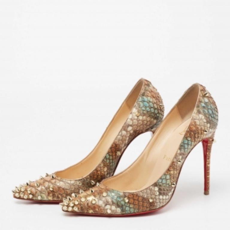 Der Zusatz von Spikes macht dieses Paar Christian Louboutin Pumps unbestreitbar schick. Sie ist aus dreifarbigem Pythonleder gefertigt und verfügt über  10,5 cm hohe Absätze, eine charakteristische rot lackierte Sohle und eine architektonische Form.