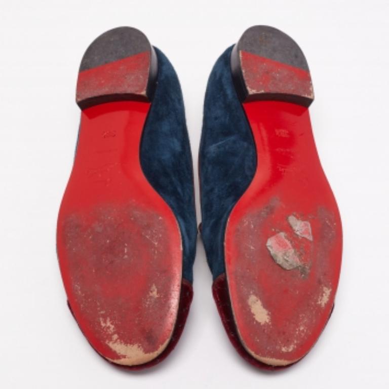 Bougez avec style et confort grâce à cette paire de mocassins signée Christian Louboutin. Ces chaussures ont été confectionnées en daim et en velours pour former une silhouette à bout rond et sont rehaussées d'ornements sur l'empeigne.