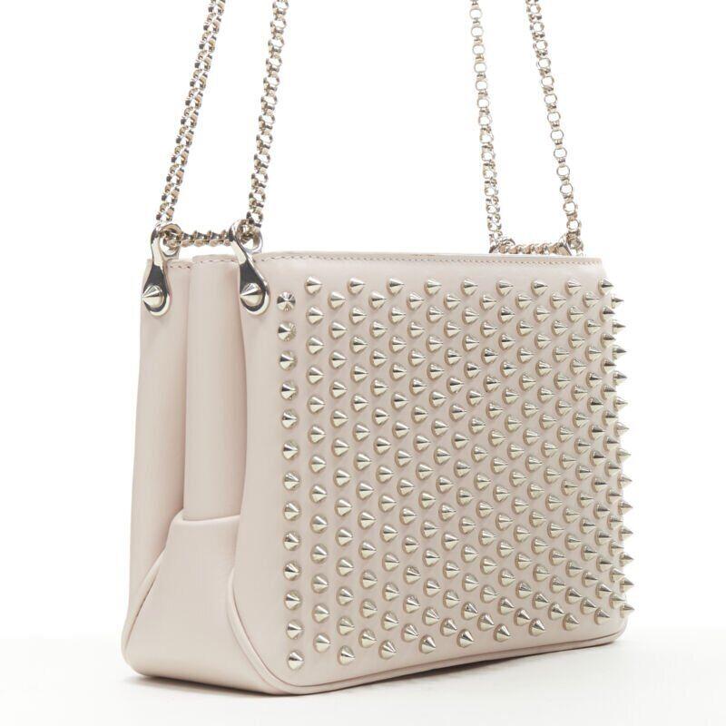 CHRISTIAN LOUBOUTIN Triloubi studded trio gusset shoulder chain crossbody bag
Reference: TGAS/B00661
Brand: Christian Louboutin
Model: Triloubi studded shoulder bag
Material: Leather
Color: Pink, Silver
Pattern: Solid
Closure: Zip
Lining: 