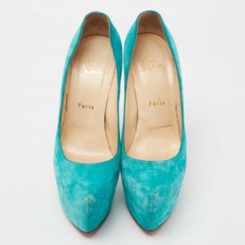 Christian Louboutin Bombas de plataforma de ante azul turquesa Daffodile Talla 40 en Bueno estado para la venta en Dubai, Al Qouz 2