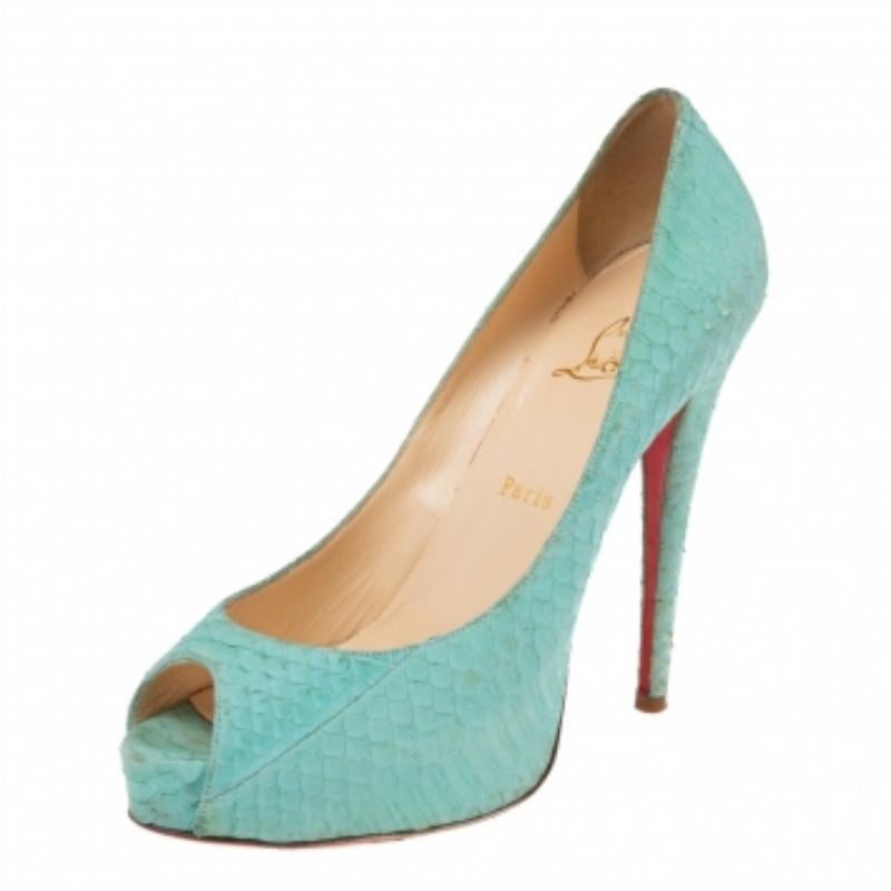 Ajoutez une touche de dynamisme à votre tenue avec cette paire d'escarpins Christian Louboutin. Il se décline dans une teinte vert turquoise et est confectionné en cuir de python pour former une silhouette élégante à bouts pointus. Associez-les à