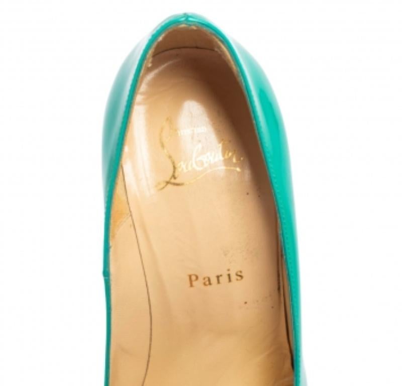 Sans aucun doute ni inquiétude, soyez sûre d'obtenir un design suprêmement habile et fantaisiste en portant ces escarpins. Ces escarpins Rolando, de la maison Christian Louboutin, sont réalisés en cuir verni turquoise sur le dessus et présentent une