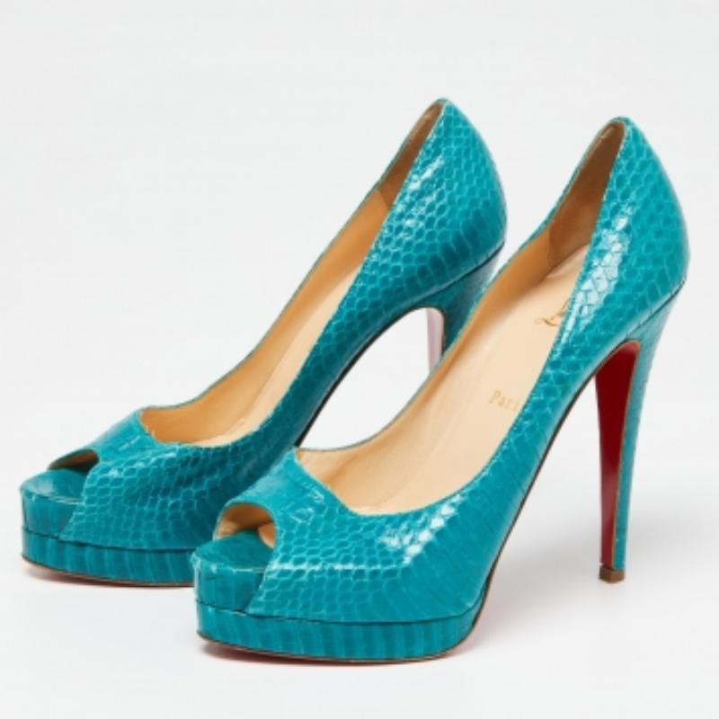 Présentés par Christian Louboutin, ces escarpins Altadama sont conçus avec des caractéristiques sélectives pour offrir élégance et prestance. L'extérieur est en cuir de python turquoise. Elles sont dotées de talons imposants de 13,5 cm, de bouts
