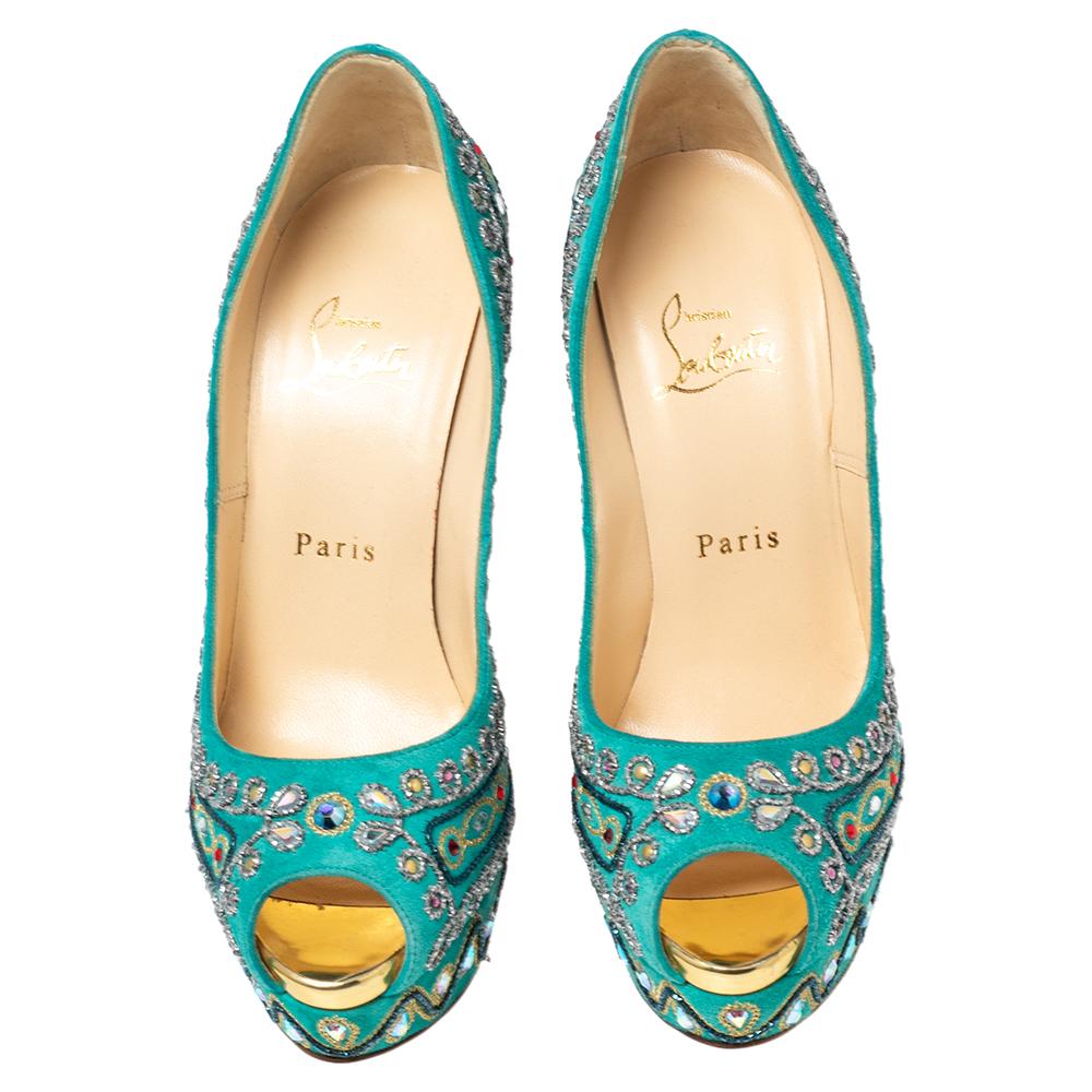 Provenienti dalla casa di Christian Louboutin, queste impeccabili décolleté sono davvero uno spettacolo da vedere! Sono realizzate in pelle scamosciata turchese, arricchita da intricate decorazioni in cristallo. Presentano punte, plateau, tacchi