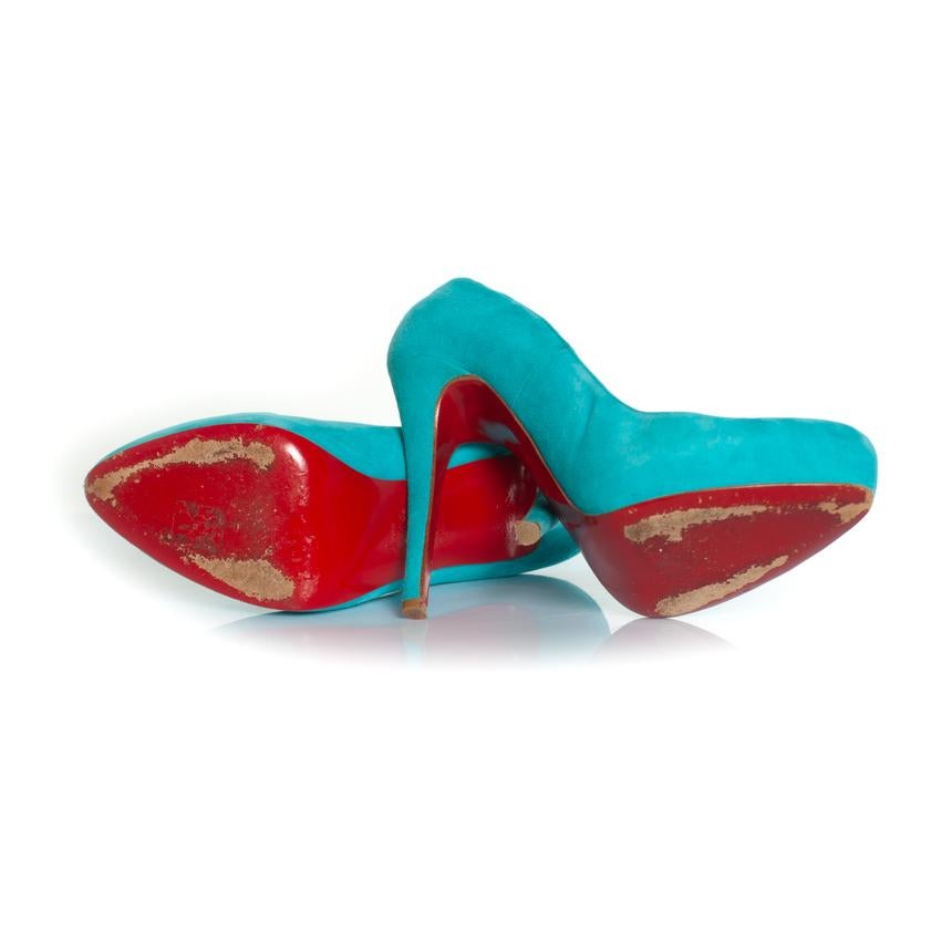 Christian Louboutin, Escarpins en daim turquoise avec plateforme L'article est en bon état avec une petite décoloration sur les orteils. 

CONDITION : bon état.

TAILLE : 39.5

DIMENSIONS DE LA SEMELLE INTÉRIEURE : 26 cm

MESURES DU TALON : 12,5 cm