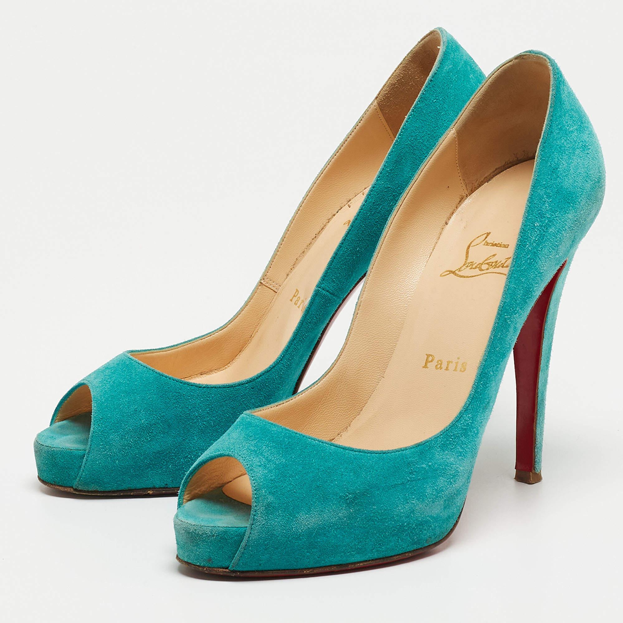 Parfaitement cousues et finies pour assurer un look et un ajustement élégants, ces chaussures Christian Louboutin sont un achat que vous aimerez afficher. Ils sont très beaux sur les pieds.