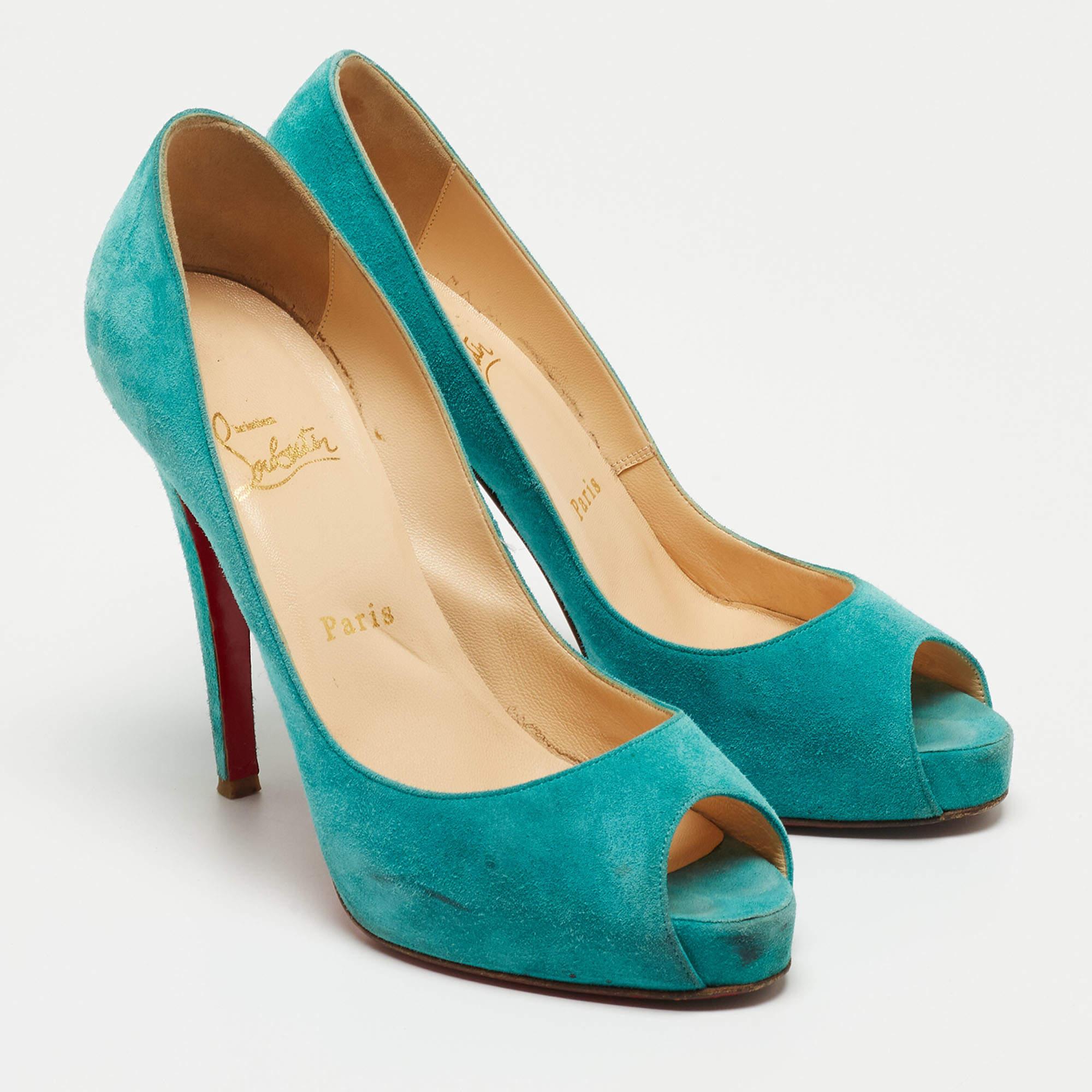 Christian Louboutin Escarpins très prisés en daim turquoise taille 38,5 État moyen - En vente à Dubai, Al Qouz 2