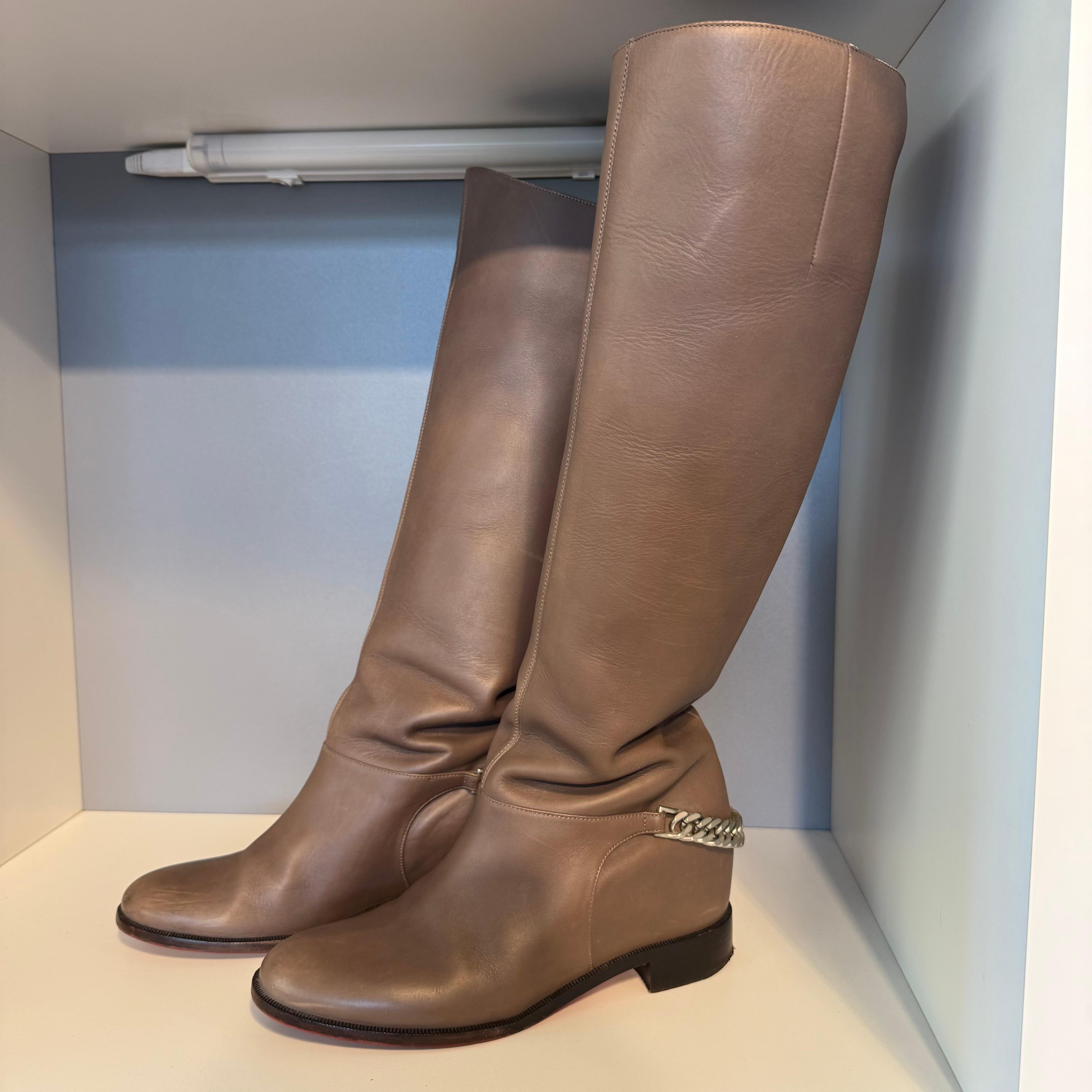 Botas Christian Louboutin
Piel
Color tórtola
Cadena
Altura cm 42 (16,5 pulgadas)
Tacón cm 2,5 (0,98 pulgadas)
Signos visibles de uso como en las fotos
Envío rápido a todo el mundo incluido en el precio
¡Tus preguntas/mensajes de interés son más que