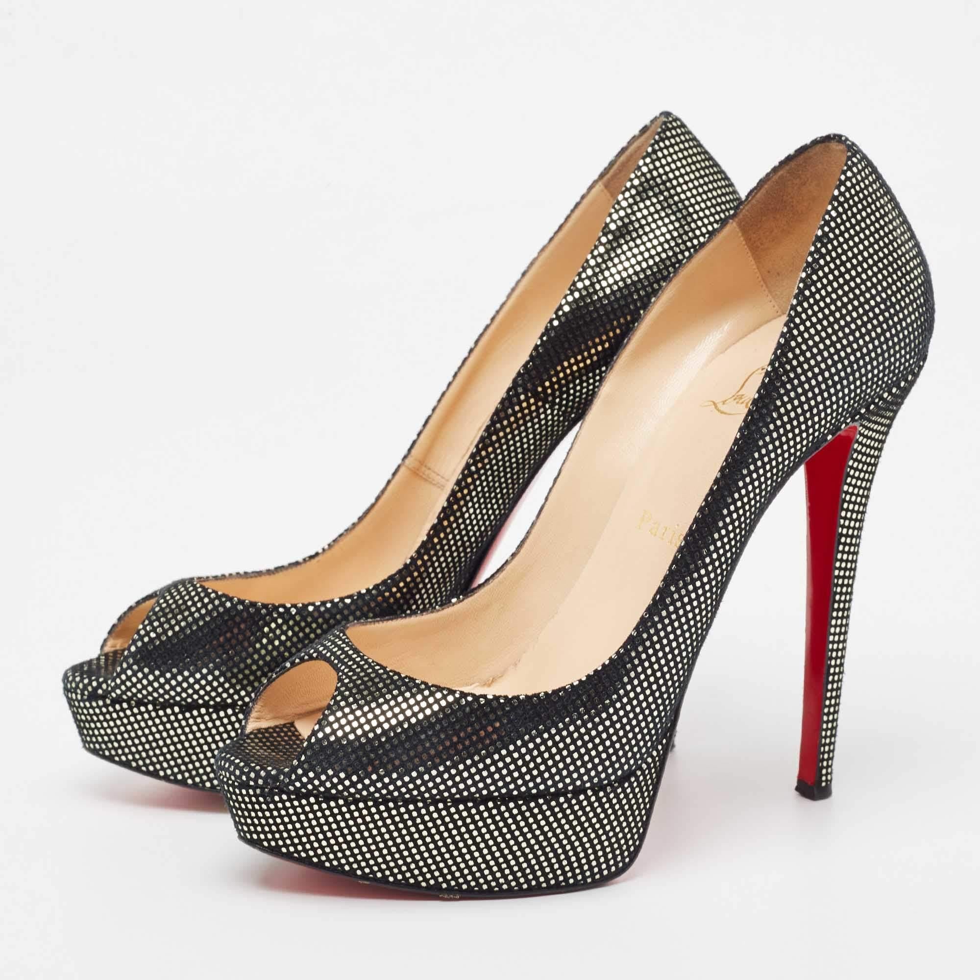 Faites-vous remarquer avec ces escarpins de marque pour femmes. Impeccablement confectionnés, ces talons chics offrent à la fois mode et confort, rehaussant votre look à chaque pas gracieux.