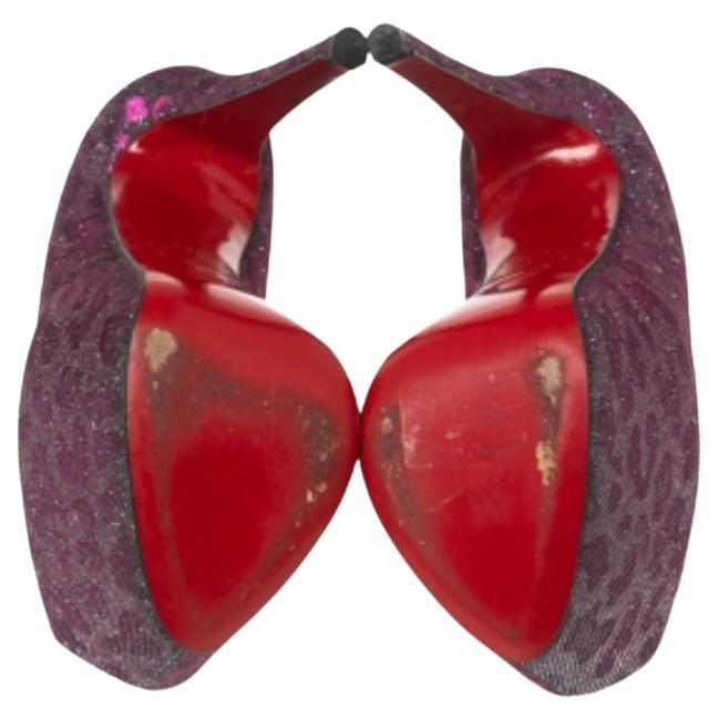 Montés sur des talons imposants et confectionnés avec une grande perfection, ces escarpins Highness de Christian Louboutin sont là pour rehausser votre style et l'élever de quelques crans. Ils sont créés à partir d'un tissu Lamé imprimé léopard