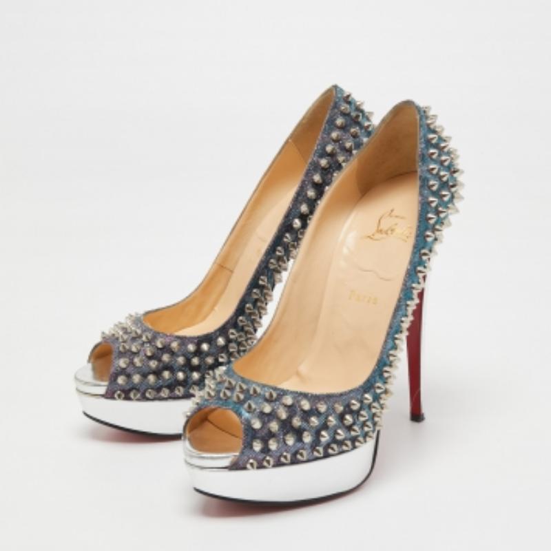 Destaca entre la multitud con este par de  Zapatos de salón Christian Louboutin que destilan alta costura con clase. Confeccionada en tejido de lúrex, es una creación de la colección Lady Peep. Presenta un tono bicolor con peep toes y pinchos