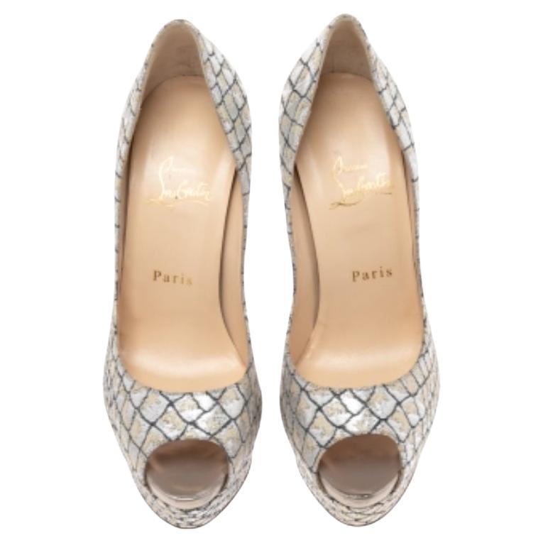 Démarquez-vous de la foule avec cette superbe paire de Louboutins qui respire la haute couture avec classe ! Collectional en tissu lurex, cette création est issue de la collection Lady Peep. Elles présentent une teinte argentée classique, des bouts