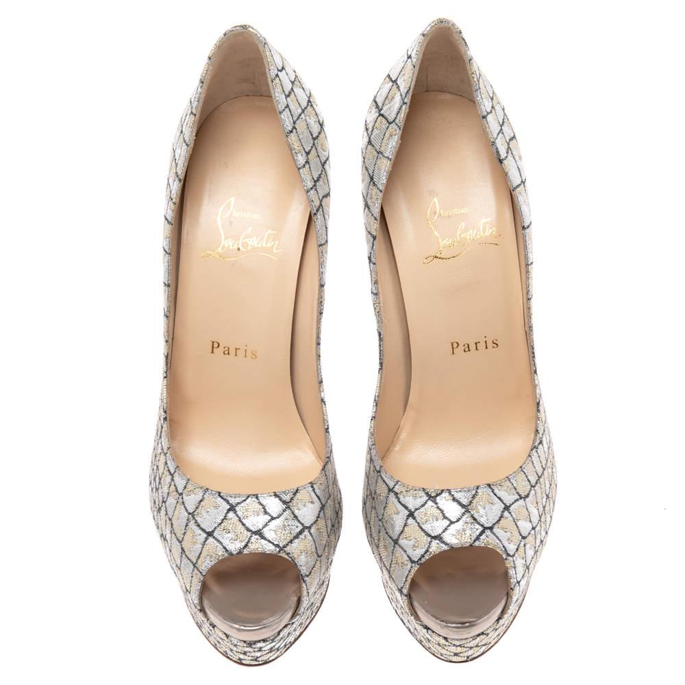 Stand out from the crowd with this gorgeous pair of Louboutins that exude high fashion with class! Crafted from lurex fabric, this is a creation from their Lady Peep collection. They feature a classic silver shade with peep toes and a glossy